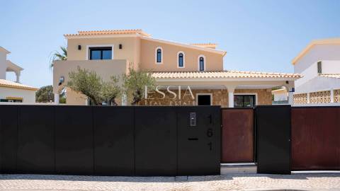 Moradia T5 na Galé, Algarve, em Primeira Linha de Mar