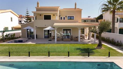 Moradia T5 na Galé, Algarve, em Primeira Linha de Mar