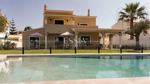 Moradia T5 na Galé, Algarve, em Primeira Linha de Mar