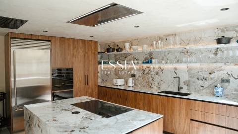 Moradia T5 na Galé, Algarve, em Primeira Linha de Mar