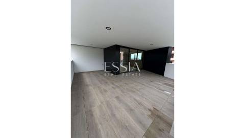 Apartamento T3 com Varandas no Centro de Gondomar