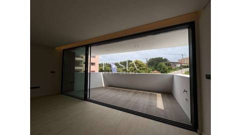 Apartamento T1 com Varanda no Edifício Bismark