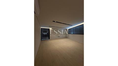 Apartamento T1 com Varanda no Edifício Bismark