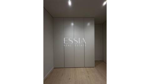 Apartamento T1 com Varanda no Edifício Bismark