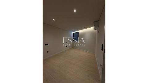 Apartamento T1 com Varanda no Edifício Bismark