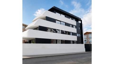 Apartamento T1 com Varanda no Edifício Bismark