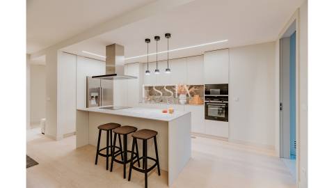 Apartamento T3 com Varanda em Primeira Linha de Mar
