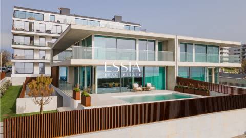 Moradia T4 com Piscina frente ao mar em Gaia