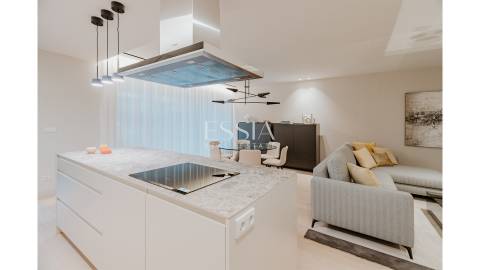 Apartamento T3 com Varanda em Primeira Linha de Mar