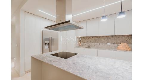 Apartamento T3 com Varanda em Primeira Linha de Mar