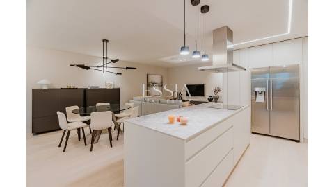 Apartamento T3 com Varanda em Primeira Linha de Mar
