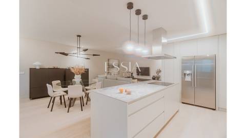 Apartamento T3 com Varanda em Primeira Linha de Mar