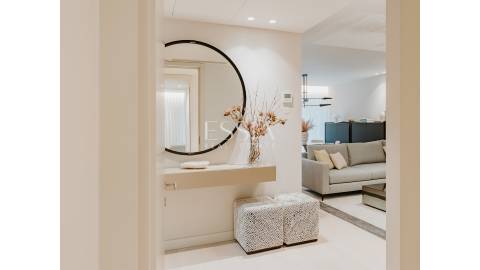Apartamento T3 com Varanda em Primeira Linha de Mar