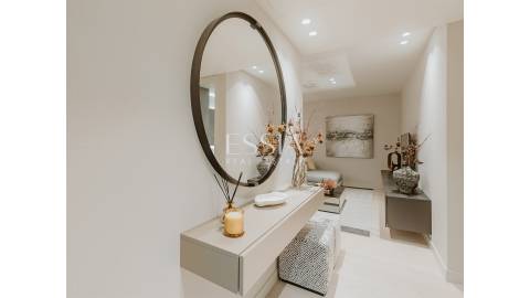 Apartamento T3 com Varanda em Primeira Linha de Mar