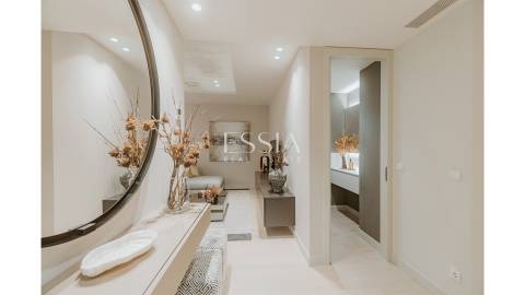 Apartamento T3 com Varanda em Primeira Linha de Mar