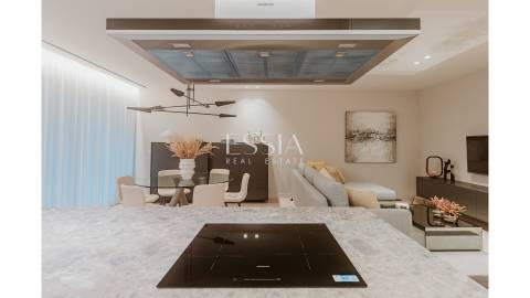 Apartamento T3 com Varanda em Primeira Linha de Mar