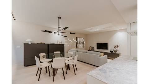 Apartamento T3 com Varanda em Primeira Linha de Mar