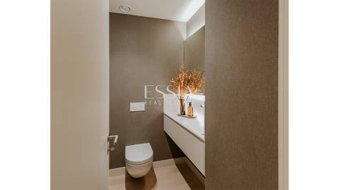 Apartamento T3 com Varanda em Primeira Linha de Mar