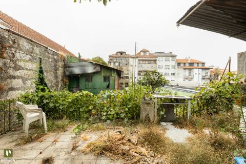 Prédio para reconstrução com projeto aprovado - Baixa do Porto