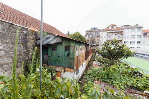 Prédio para reconstrução com projeto aprovado - Baixa do Porto