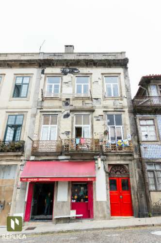 Prédio para reconstrução com projeto aprovado - Baixa do Porto