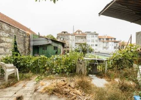 Prédio para reconstrução com projeto aprovado - Baixa do Porto