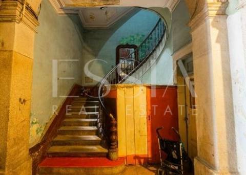 Prédio para reconstrução com projeto aprovado - Baixa do Porto