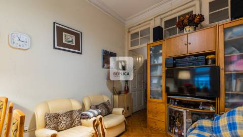 Apartamento T3 com varanda na Ribeira do Porto