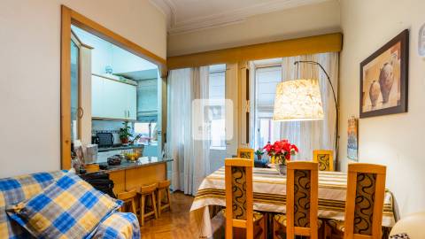 Apartamento T3 com varanda na Ribeira do Porto