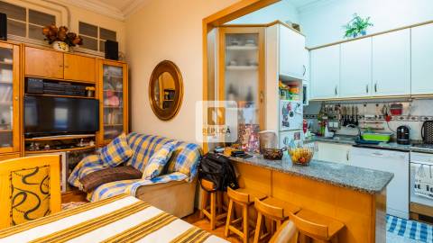 Apartamento T3 com varanda na Ribeira do Porto