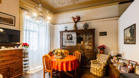 Apartamento T3 com varanda na Ribeira do Porto