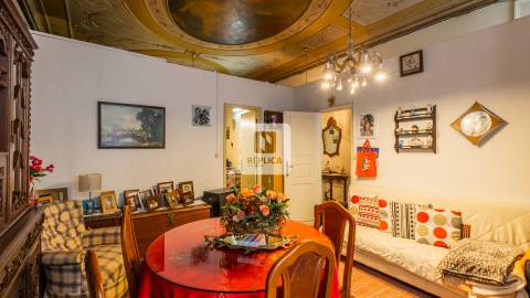 Apartamento T3 com varanda na Ribeira do Porto