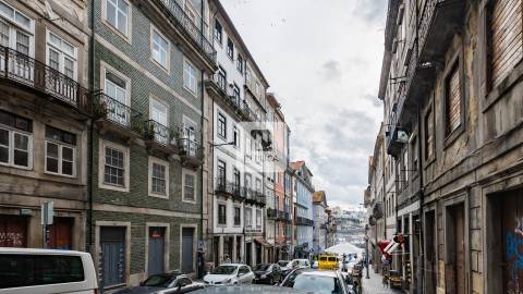 Apartamento T3 com varanda na Ribeira do Porto