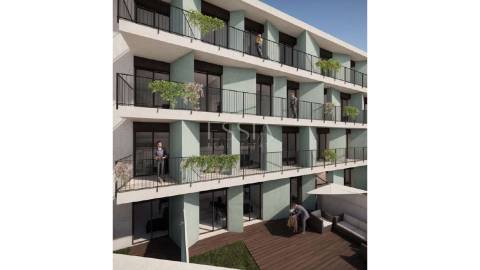 Apartamento T0 com Varanda e Lugar de Garagem