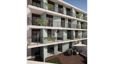 Apartamento T0 com Varanda e Lugar de Garagem