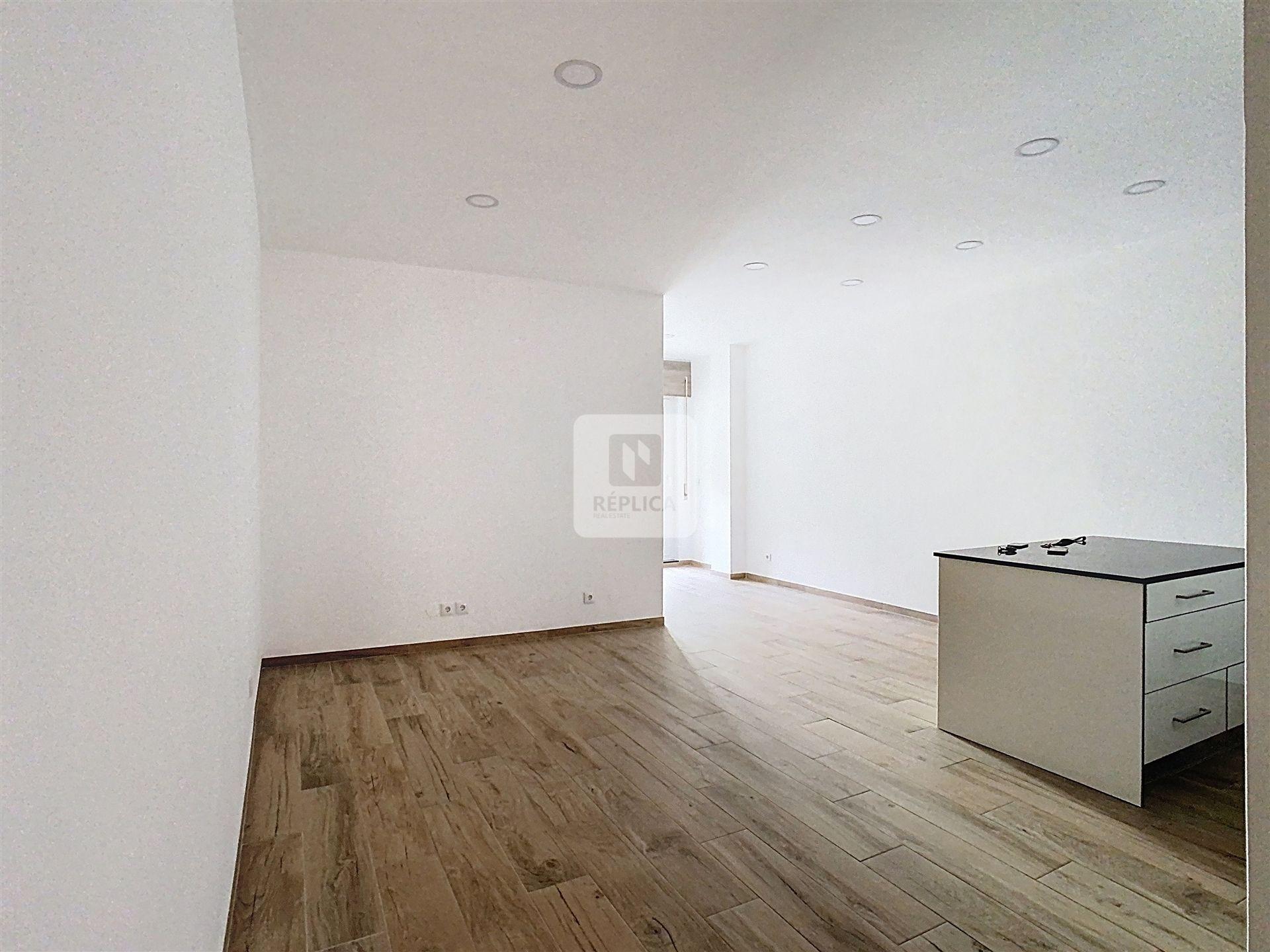 Apartamento T1 Totalmente Remodelado - Rua de Pinto Bessa, Porto