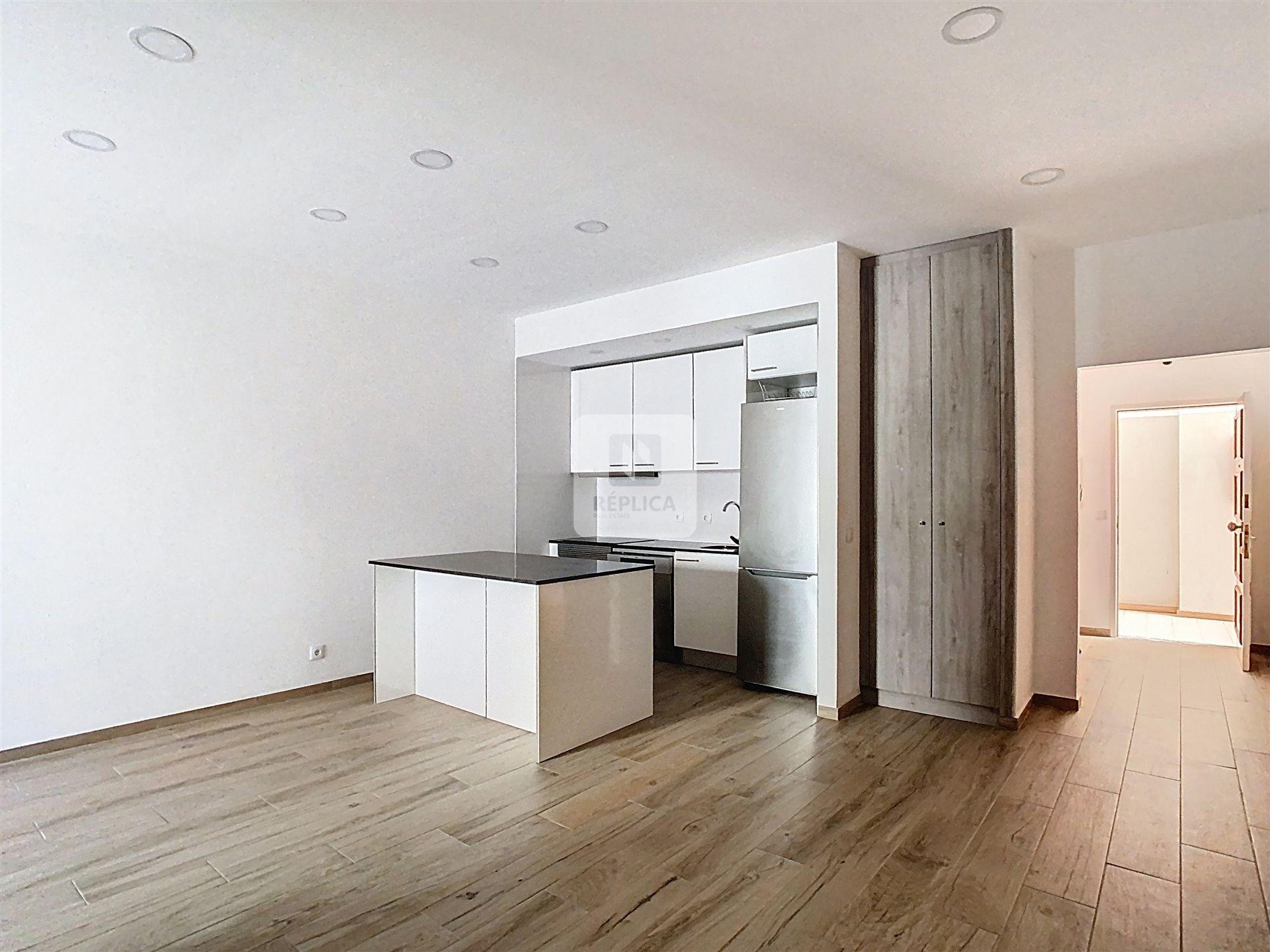 Apartamento T1 Totalmente Remodelado - Rua de Pinto Bessa, Porto