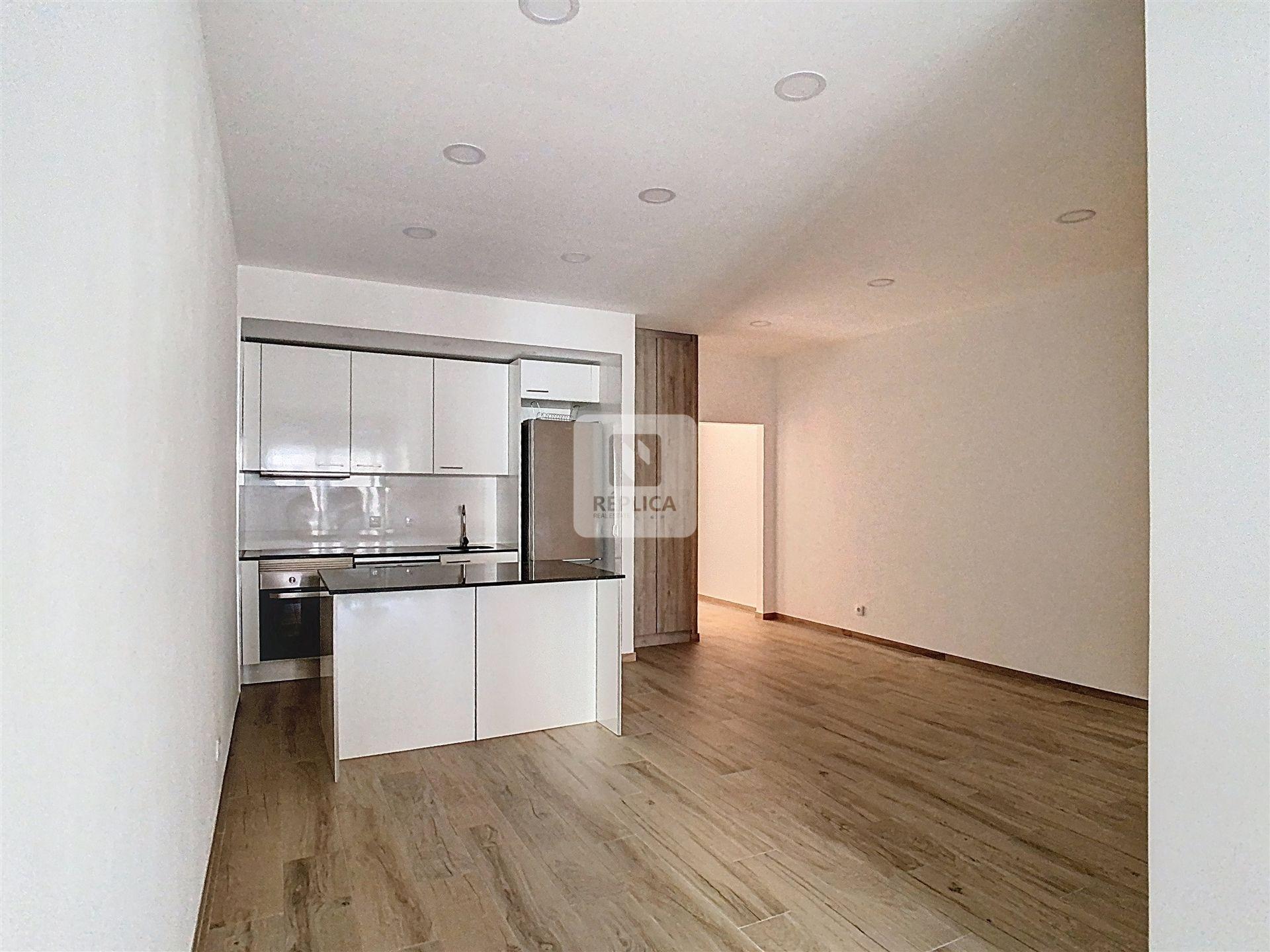 Apartamento T1 Totalmente Remodelado - Rua de Pinto Bessa, Porto