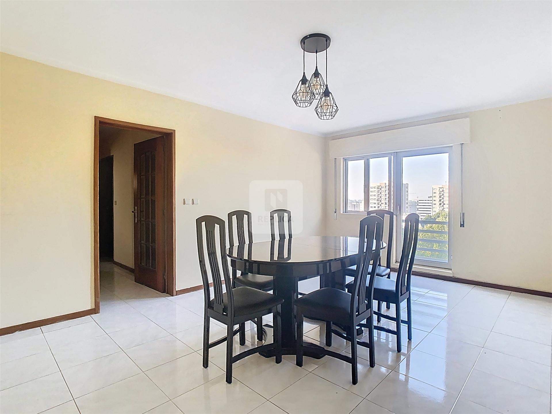 Apartamento T2+1 à venda no último Andar a Ramalde, Porto