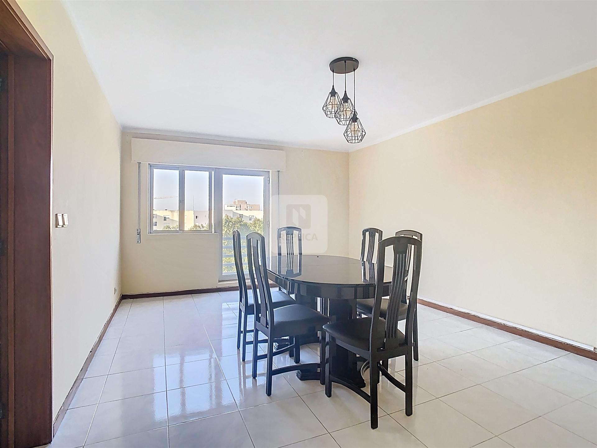 Apartamento T2+1 à venda no último Andar a Ramalde, Porto