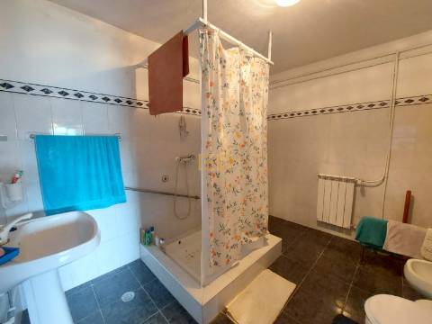 Moradia com terreno, em Seiça!