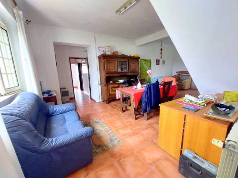 Moradia com terreno, em Seiça!