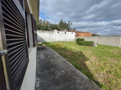 Moradia com terreno, em Seiça!