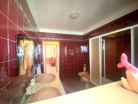 Moradia T6 com jardim, terreno e garagem, para venda na Figueira da Foz- Buarcos!