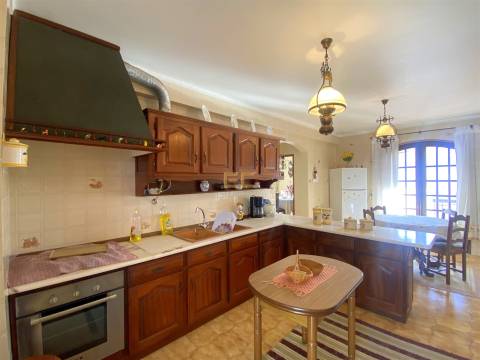 Moradia T6 com jardim, terreno e garagem, para venda na Figueira da Foz- Buarcos!