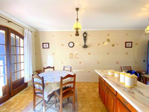 Moradia T6 com jardim, terreno e garagem, para venda na Figueira da Foz- Buarcos!