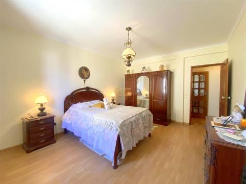 Moradia T6 com jardim, terreno e garagem, para venda na Figueira da Foz- Buarcos!