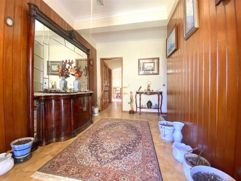 Moradia T6 com jardim, terreno e garagem, para venda na Figueira da Foz- Buarcos!