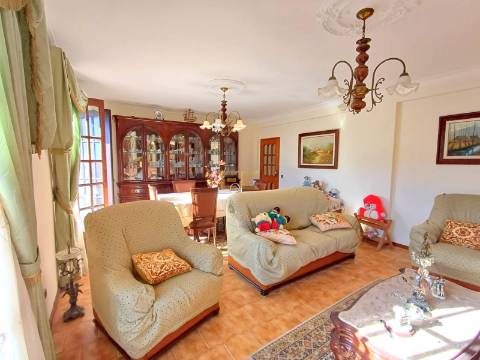 Moradia T6 com jardim, terreno e garagem, para venda na Figueira da Foz- Buarcos!