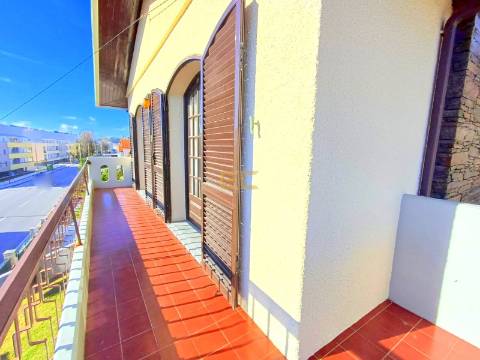 Moradia T6 com jardim, terreno e garagem, para venda na Figueira da Foz- Buarcos!